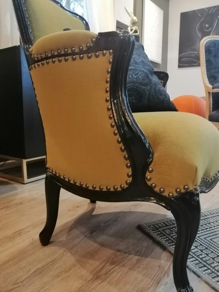 FINITION CLOUS SUR FAUTEUIL LOUIS XV APRES RENOVATION