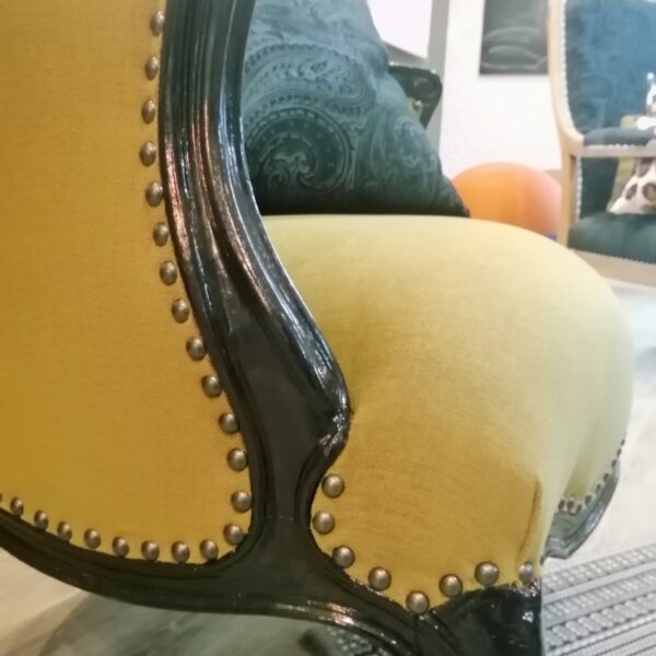 FINITION CLOUS SUR FAUTEUIL LOUIS XV APRES RENOVATION