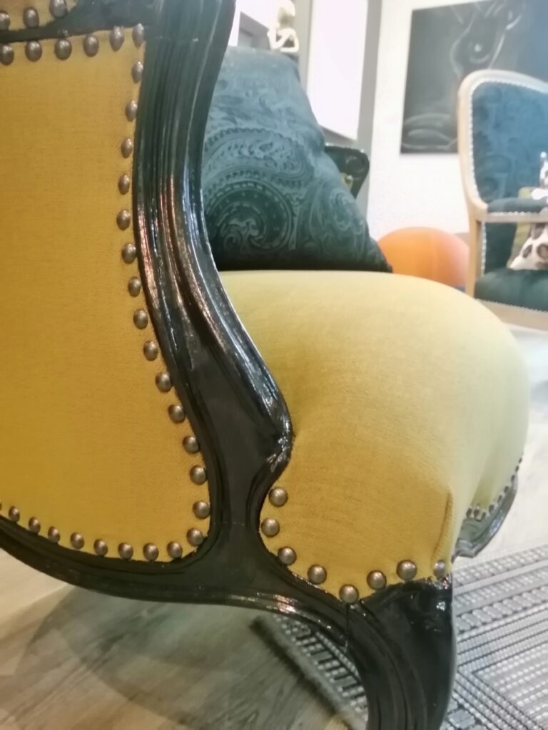 FINITION CLOUS SUR FAUTEUIL LOUIS XV APRES RENOVATION